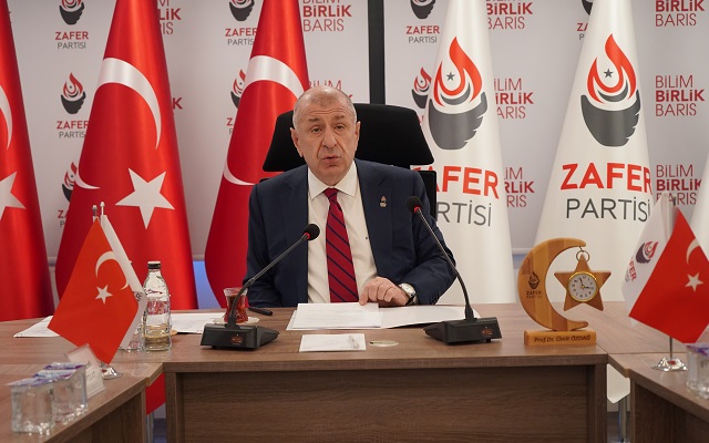 Ümit Özdağ’dan Başarılı Öğrencilere Burs Sözü