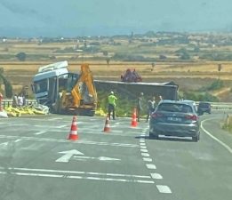 Gelibolu’da Gübre Dolu Kamyon Devrildi