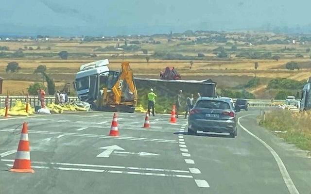 Gelibolu’da Gübre Dolu Kamyon Devrildi