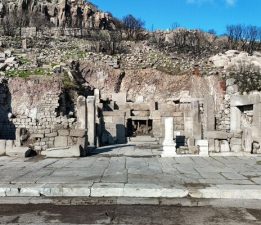 Assos Kazılarında Tarihi Mozaik ve Anıt Bulundu
