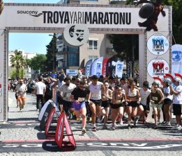 Troya Yarı Maratonu Koşuldu