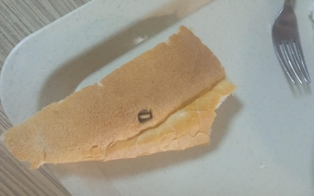 Öğrenci Yurdunda Ekmekten Demir Parçası Çıktı