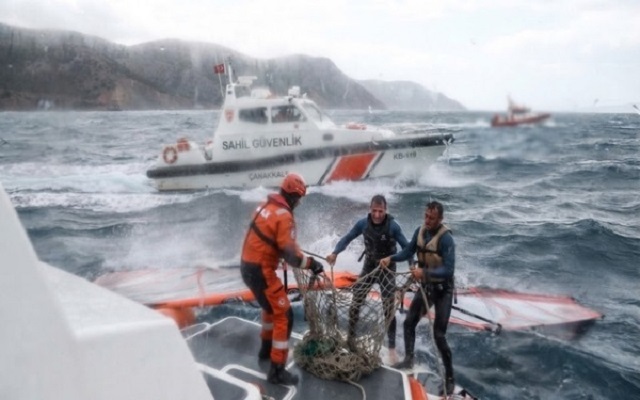 Çanakkale Açıklarında Mahsur Kalan Sörfçüler Kurtarıldı